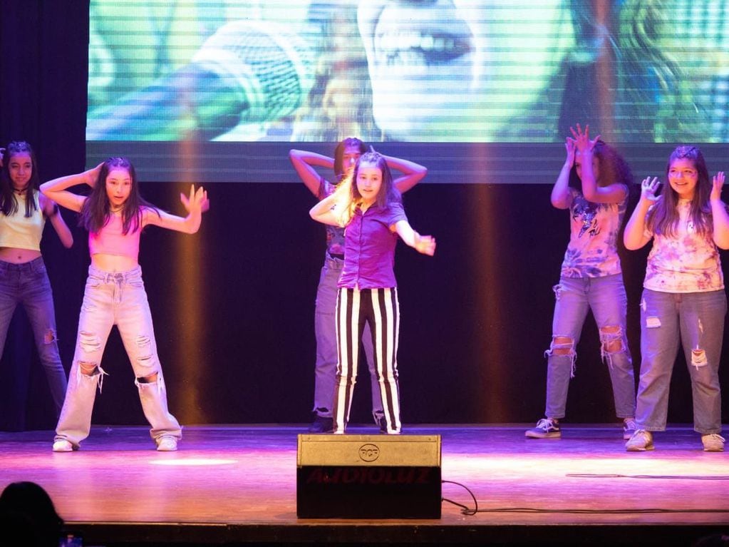  Academias de danzas y bailarines, acompañaron al Dúo "Sin Cordones", en su presentación en la Sala "Niní Marshall" de la Casa de la Cultura de la ciudad de Ushuaia.