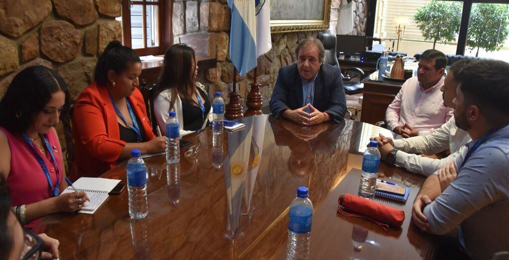 El vicegobernador Alberto Bernis recibió a los directivos de la asociación Kairos Agustín Rombolá y Máximo Fernández, y miembros del programa "Jóvenes por la Democracia - #Y4D".