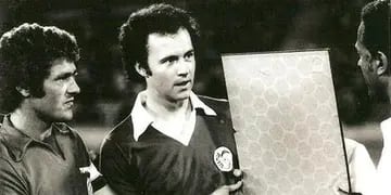 Rubén Coletti, capitán y entrenador de Belgrano, respectivamente le entregan una plaqueta a Franz Beckenbauer, quien jugó para el New York Cosmos un amistoso en el viejo Chateau Carreras