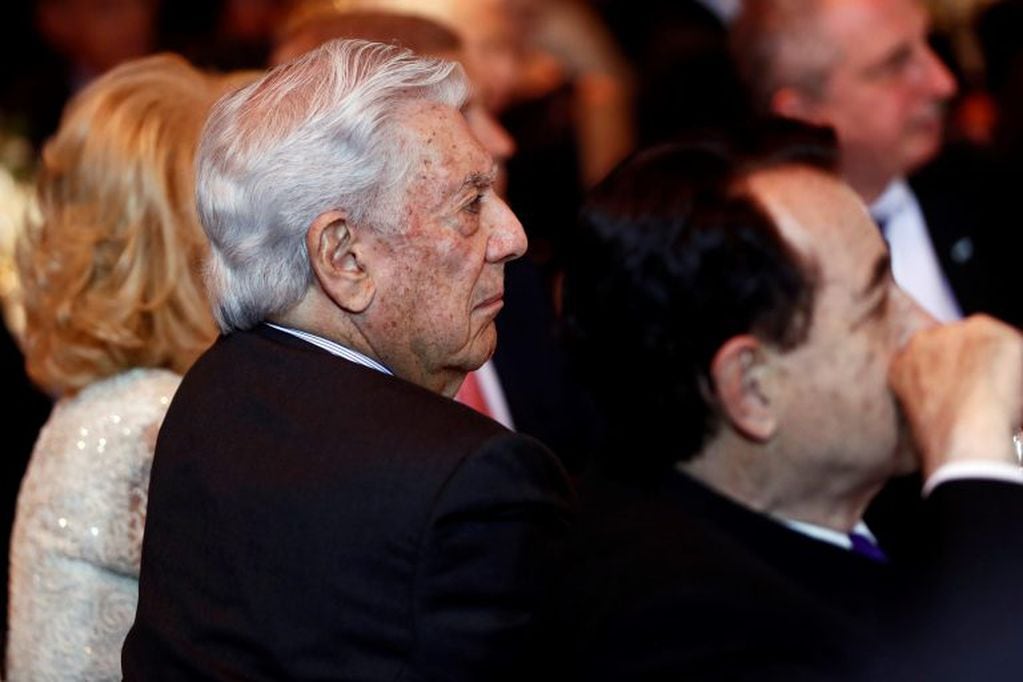 El escritor peruano Mario Vargas Llosa, durante la cena de gala ofrecida a los reyes de España en el Centro Cultural CCK (EFE)