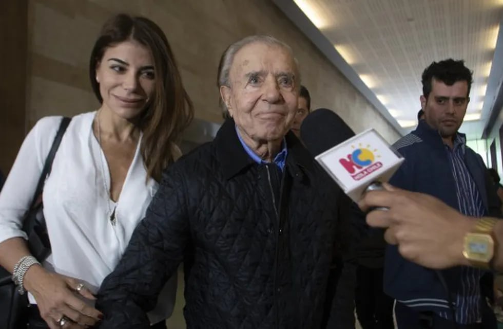 Carlos Menem volvió al país tras acompañar a su hijo Máximo en Chile\n (Foto: El Comercio de Chile)
