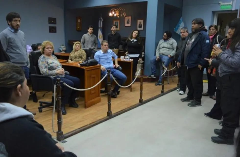 Los gremialistas y ediles debaten las medidas a tomar tras el rechazo del Ejecutivo municipal.