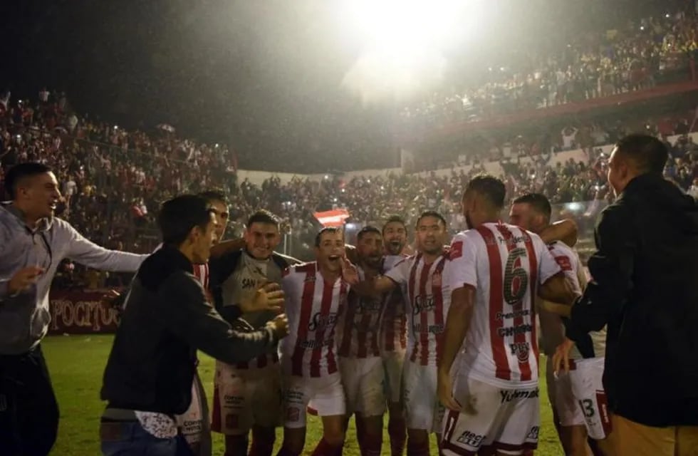 Los jugadores celebran el empate que le dio la clasificación a semifinales del Reducido.