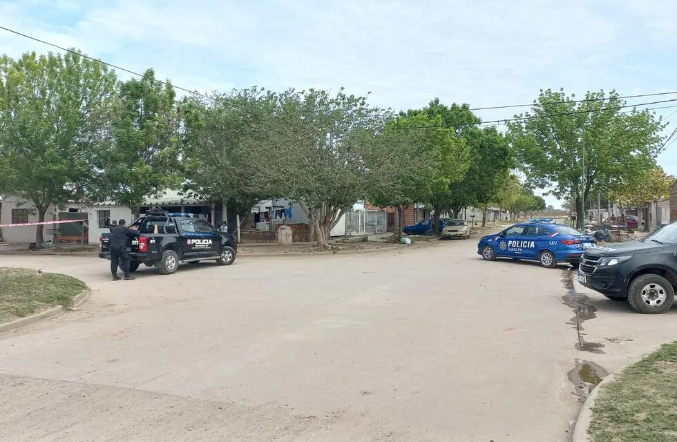 Custodia policial en la casa del adolescente, acusado de ser el violador de un niño en el barrio 2 de abril de Rafaela