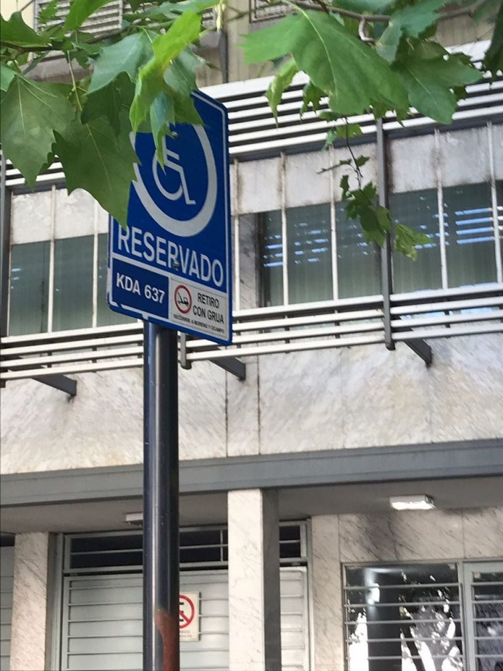 Automovilista estacionó en una zona reservada para discapacitados y una vecina reaccionó con un fibrón. (Vía Rosario)
