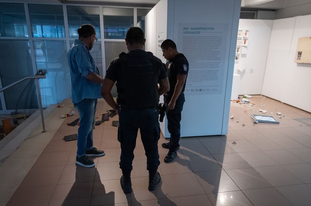 Un grupo de unas 60 personas ingresó al rectorado de la UNCuyo para protestar por la muestra de obras de arte 8M, luego de rezar comenzaron a romper las obras.