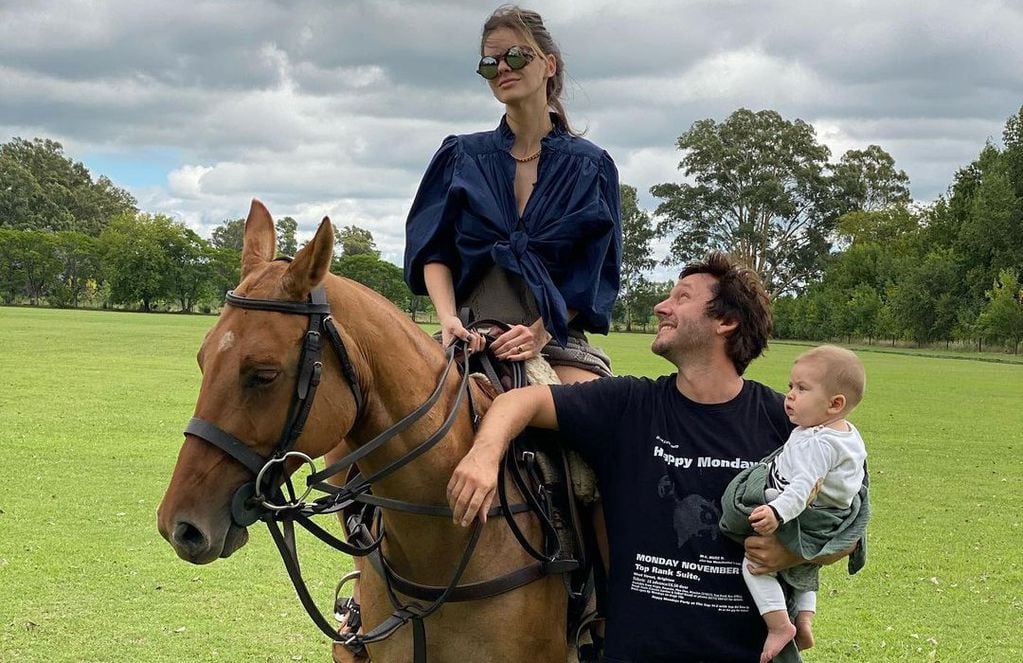 La China, subida al caballo, mientras Vicuña la mira extasiado y Amancio, el hijo de ambos, se desentiende de todo. (Instagram @sangrejaponesa)