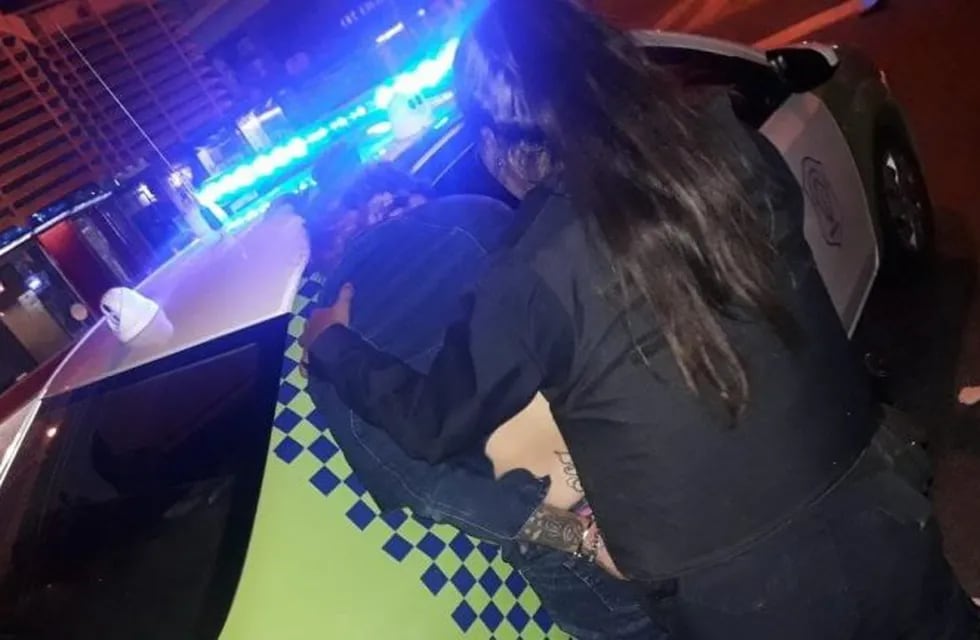 Una mujer fue detenida por agredir a la policía y romper cosas en un bar