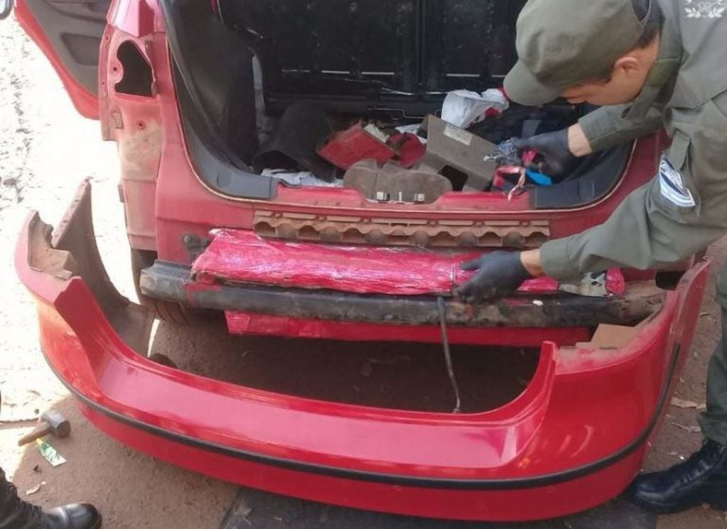 Encontraron 14 kilos de cocaína ocultos en una camioneta. (Foto: Gendarmería)
