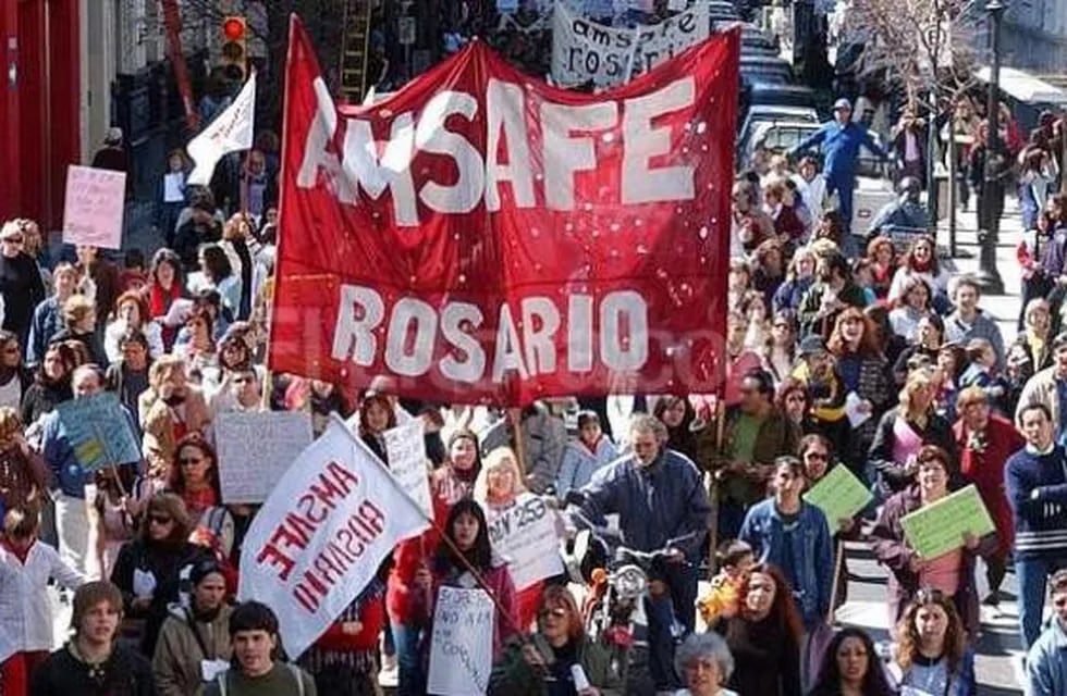Marcha de docentes nucleados en Amsafe Rosario.