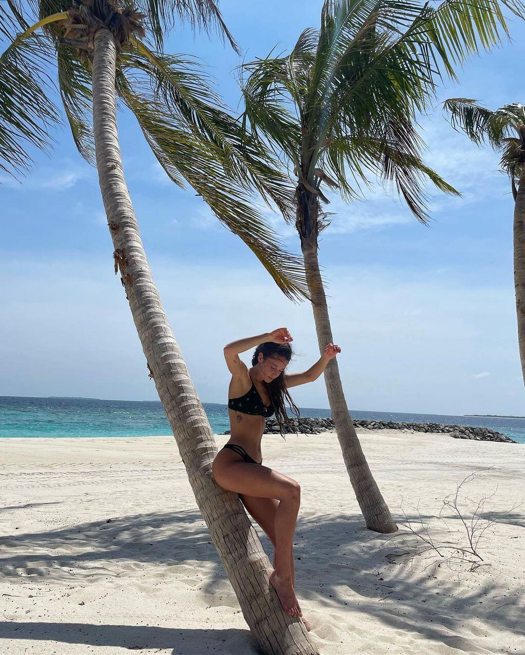 María Pedraza luciendo una bikini negra desde Maldivas.