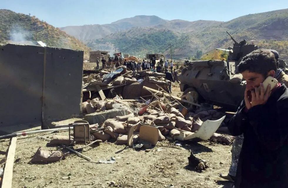 TUR01. Hakkari (Turkey), 09/10/2016.- A picture taken by a smart phone shows Turkish soldiers and people try to help victims after a bomb attack to a military post near Iraqi border near Durak, near Semdinli, Hakkari province, southeastern Turkey, 09 October 2016. According to Turkish officials, ten soldiers and eight civilians were killed in a car bomb attack by Kurdish militants. (Atentado, Turquía) EFE/EPA/IHLAS NEWS AGENCY TURKEY OUT ; BEST QUALITY AVAILABLE