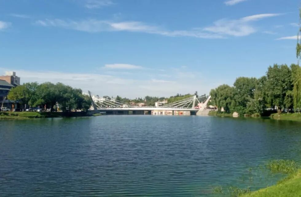 Villa Carlos Paz, a lo lejos, el puente peatonal "Centenario".