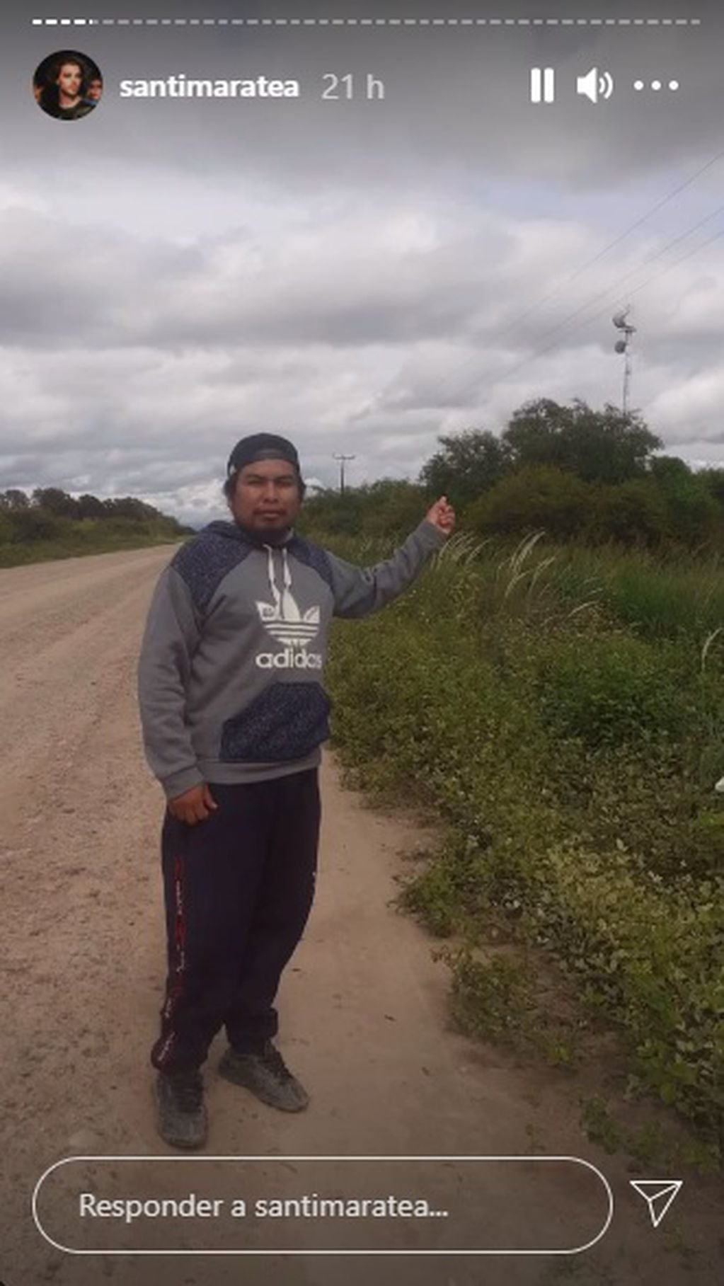 La foto que compartió Santiago de Omar: en medio de las donaciones, el joven se quedó sin luz ni señal, y caminó 40 kilómetros para seguir comunicándose.