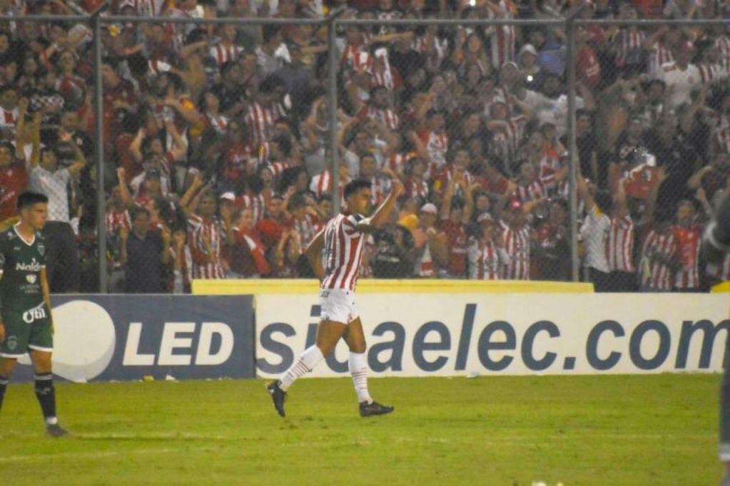 Pier Barrios en el festejo de gol ante Sarmiento de Junín (Foto: San Martín de Tucumán.