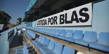 Cancha. En el partido de ayer de Belgrano, una bandera exigió justicia por Blas. (Facundo Luque)