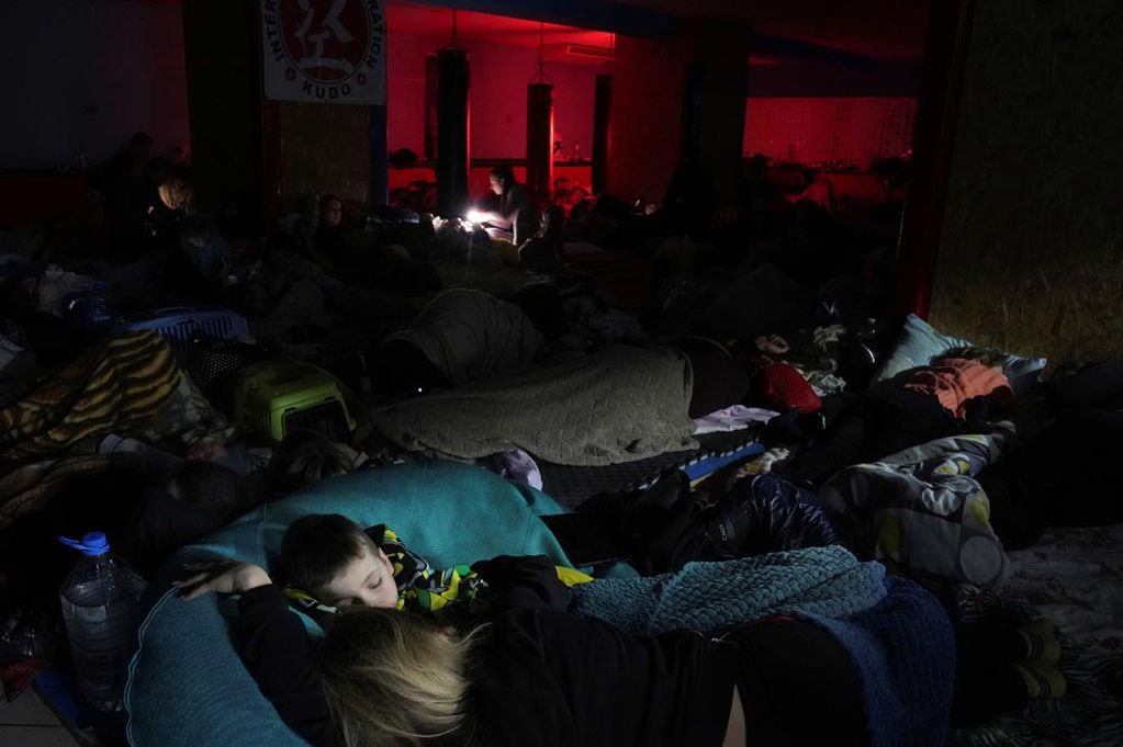Guerra Rusia-Ucrania: la gente duerme en el refugio antibombas improvisado en un centro deportivo, con capacidad para 2000 personas, en Mariupol.