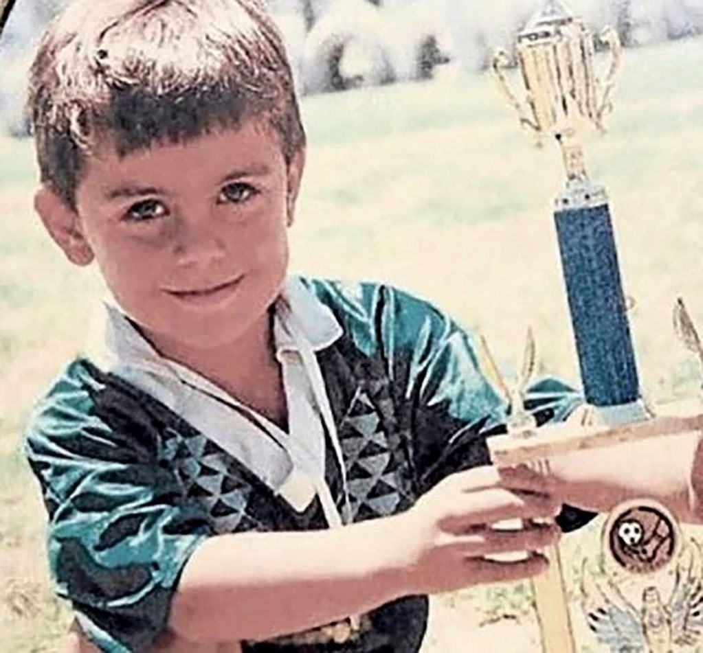 Trofeo en mano, Paulo Dybala posa para la foto.