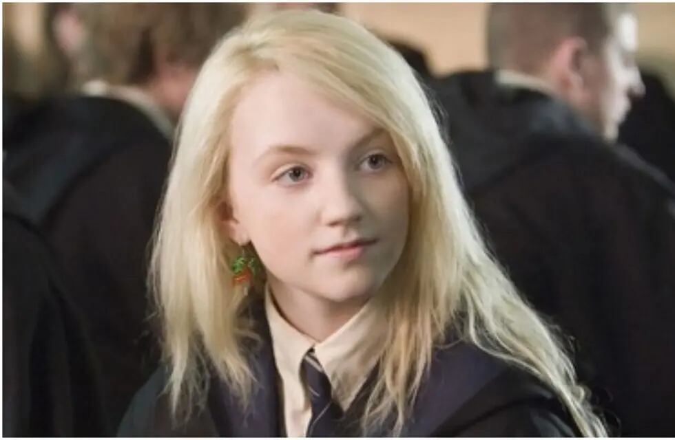 La actriz Evanna Lynch actuando en la película Harry Potter.