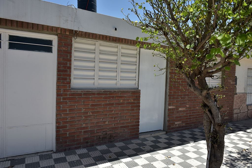 Casa en barrio Las Violetas al 5080 donde escapó José Carmona en Córdoba. (José Gabriel Hernández / La Voz)