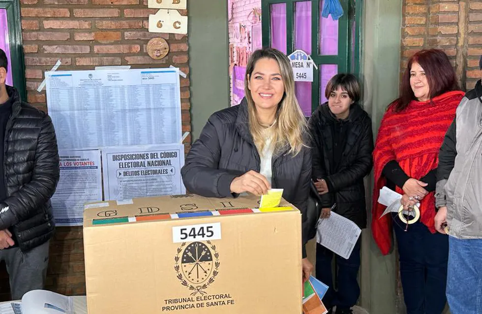 Carolina Losada durante la emisión de su voto en el barrio Fisherton de Rosario. Foto: La Voz.