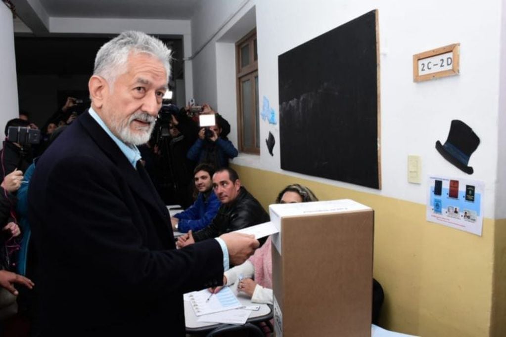 Alberto Rodíguez Saá votó temprano.
