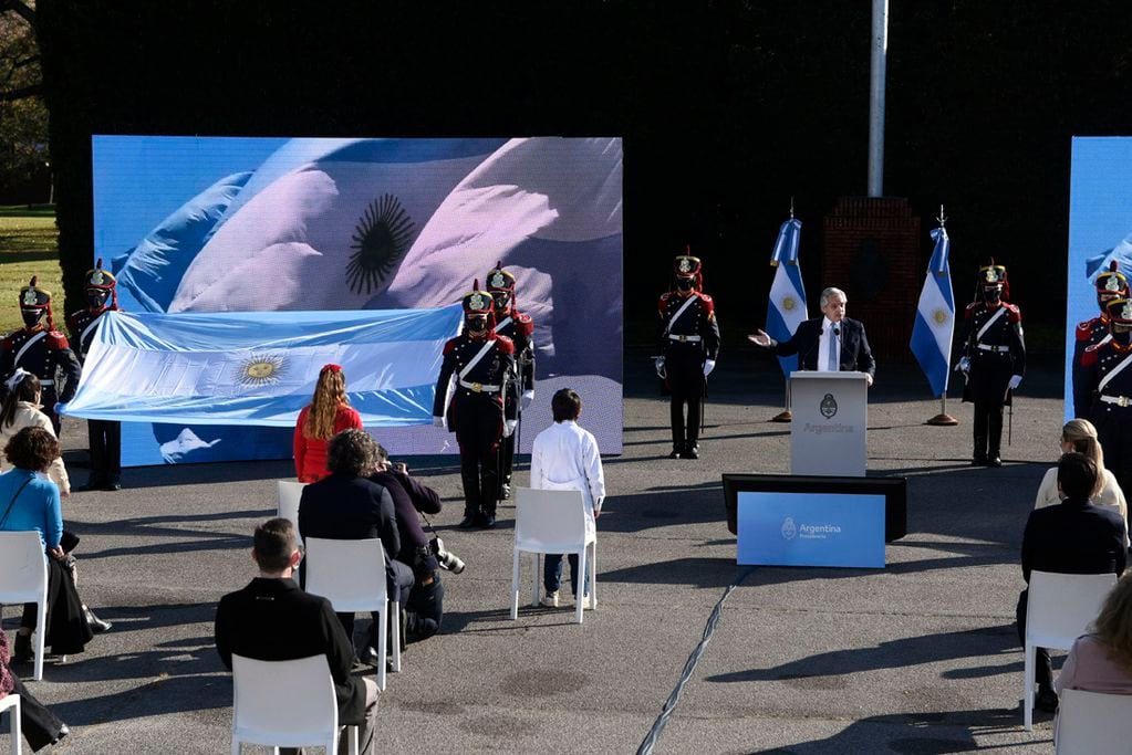 El presidente Alberto Fernández encabezó desde la Residencia de Olivos, el acto por el Día de la Bandera en conmemoración por los 201 años del fallecimiento del general Manuel Belgrano.