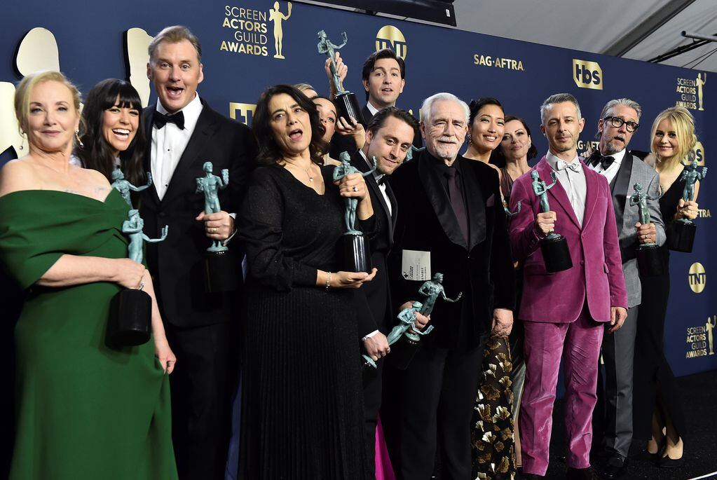 El elenco de "Succession", ganador del premio a la actuación sobresaliente de un conjunto en una serie dramática, posa en la sala de prensa en la 28a entrega de los Premios del Sindicato de Actores (SAG). (AP/ Jordan Strauss)