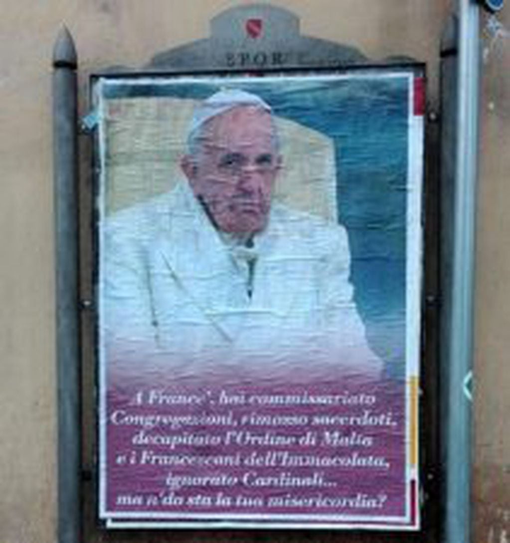 afiche contra francisco en Roma