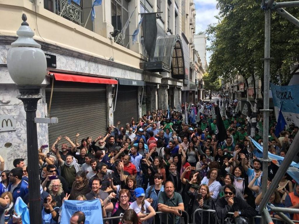 Contundente paro general en Rosario con 20 mil personas en el acto central de San Martín y Córdoba\u002E