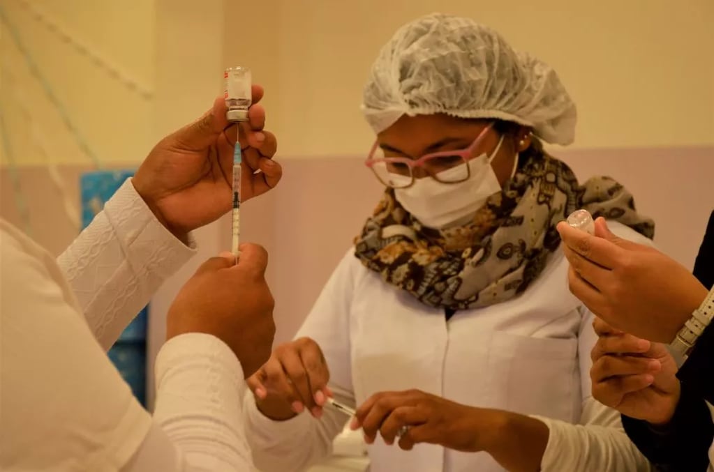 El lunes comenzó en Jujuy la aplicación de tercera dosis a personal del sistema público de salud, una masa crítica de aproximadamente 13 mil agentes. También se vacuna a mayores de 60 años de edad con comorbilidades.