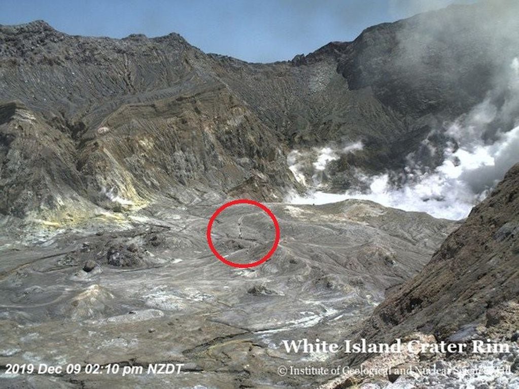 La imágen que muestra a turistas caminando por el borde del cráter antes de la erupción. (EFE)