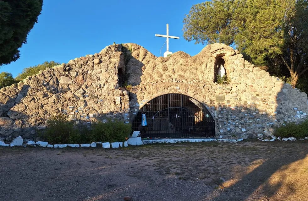 En la cima del cerro se encuentra la gruta de Nuestra Señora de Lourdes, en un altar con un semicírculo de rejas. (Gentileza: Susana Inés Boldo)
