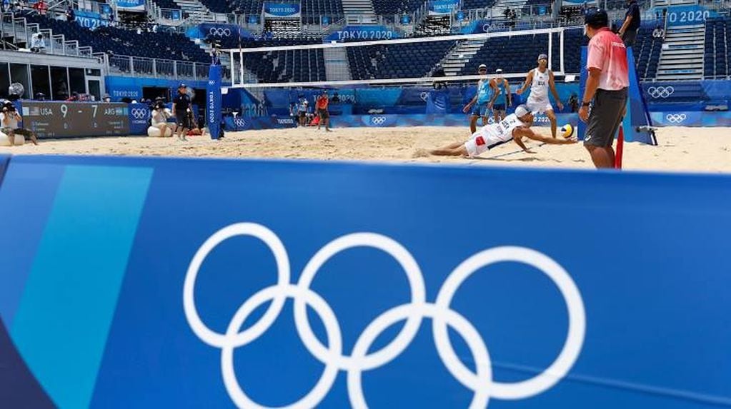 Remate de Capogrosso que terminará siendo punto en terreno de Estados Unidos en el partido de beach vóley en los Juegos Olímpicos.