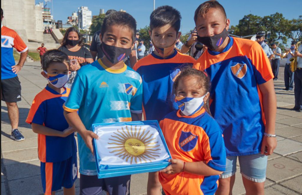 Entrega de la bandera a chicos de clubes de la ciudad (Municipalidad de Rosario)