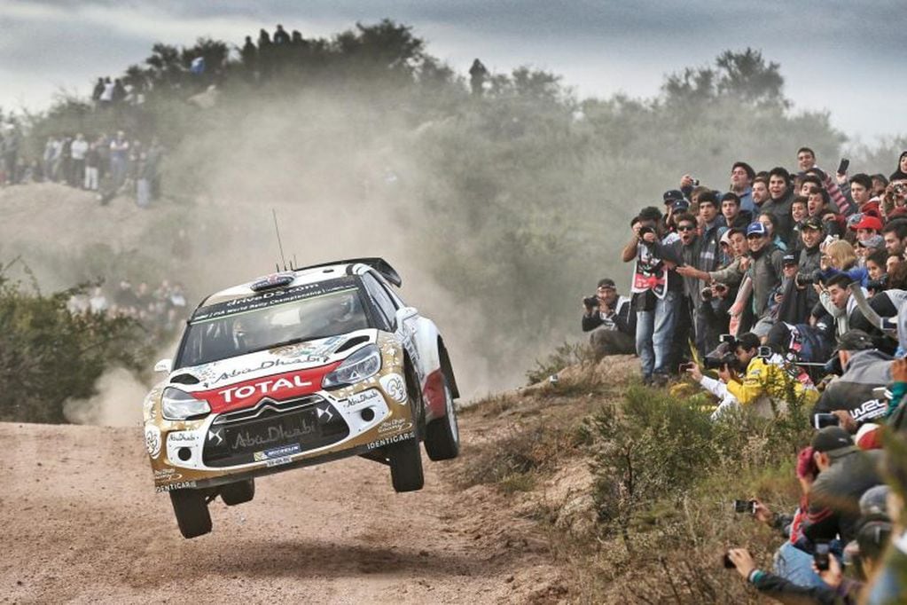 Kris Meeke, en las sierras cordobesas y con el DS3 WRC. Fue en el 35° Rally de Argentina, en 2015; la victoria número 95 de Citroën en el WRC; y la primera del piloto británico en la serie mundialista. Lo navegó Paul Nagle.