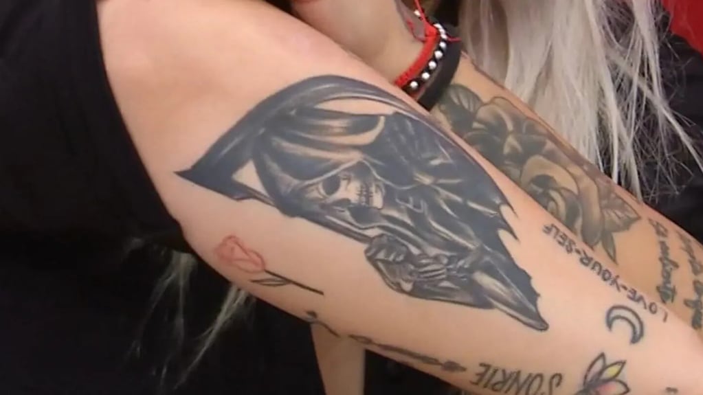 More Rial mostró su tatuaje en televisión.