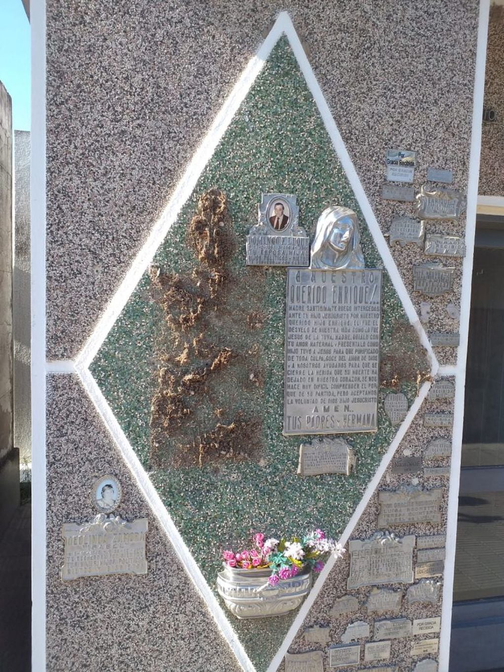 Robaron placas en el Cementerio de Arroyito