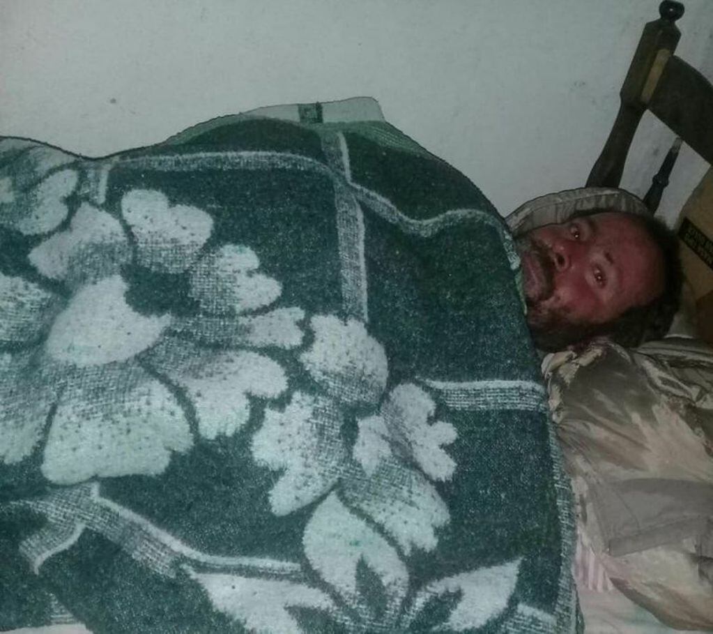 Luego de décadas de vivir en la calle, Sergio durmió calentito en una cama.