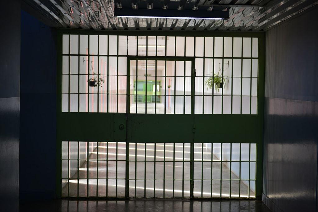 Pasillos internos, salones, patios y dependencias del complejo carcelario de Bouwer en Córdoba. 