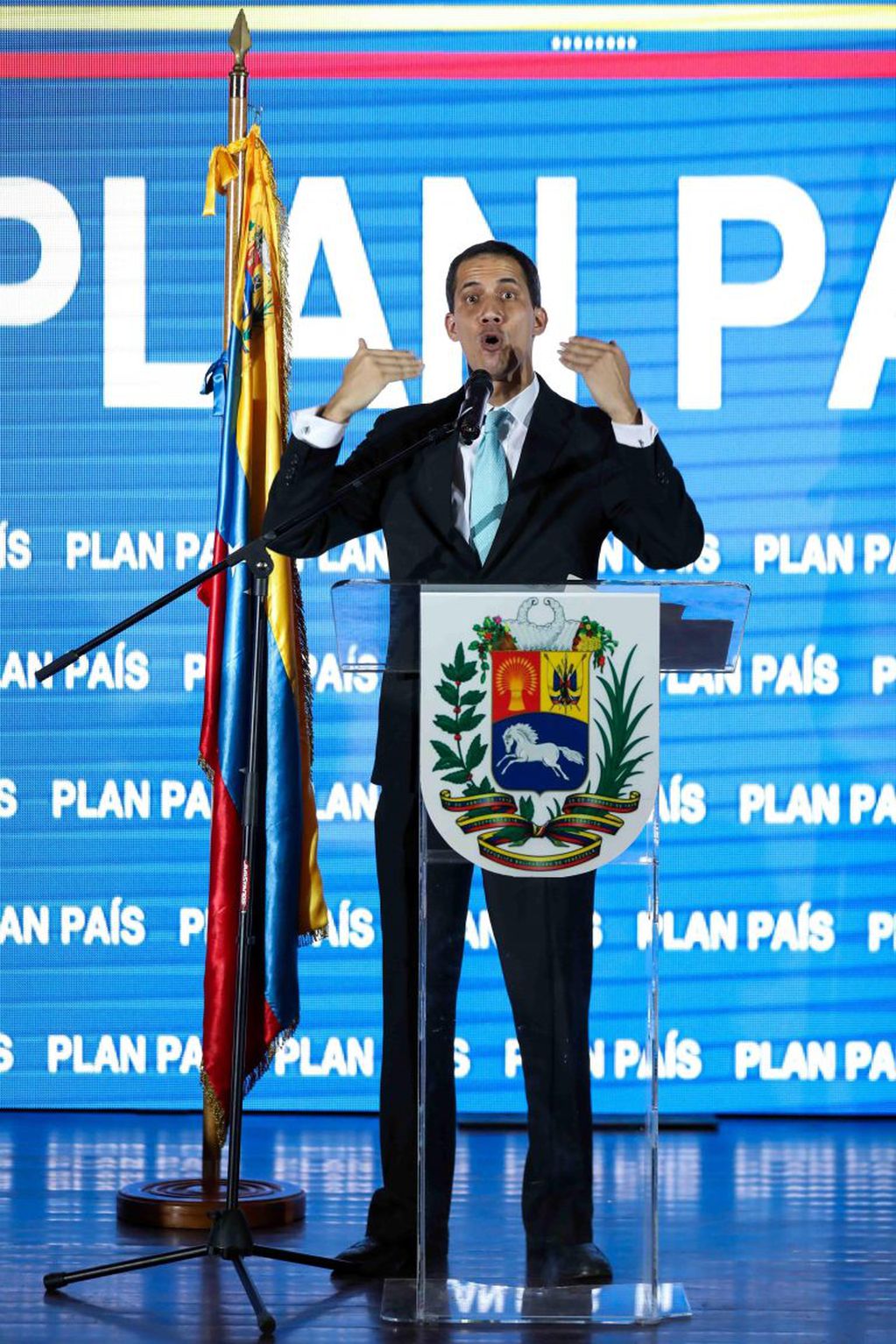 El jefe del Parlamento, Juan Guaidó, presenta el Plan País. Guaidó informó que agentes de la policía fueron a su casa y preguntaron por su esposa, Fabiana Rosales, a quien esperaban interrogar pero ella no estaba.