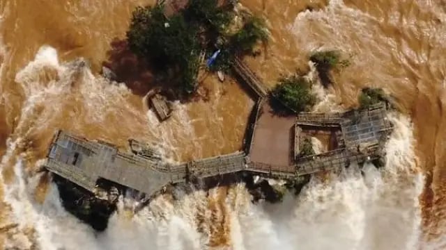 La crecida del río Iguazú arrasó con las pasarelas de la Garganta del Diablo
