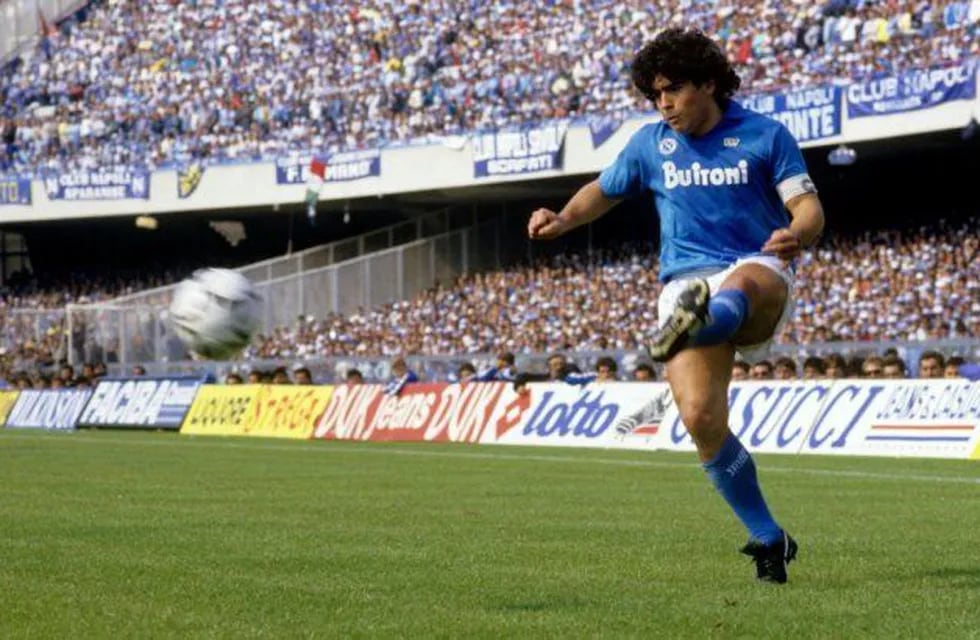 Descubrieron la impactante estatua de Diego Maradona en la cancha del Napoli.