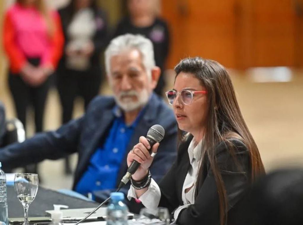 Ayelén Mazzina con el gobernador Saa.