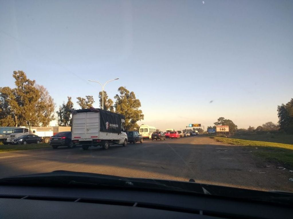 Producto de la colisión se registraron demoras en el tránsito en la mano al norte de la autopista Rosario-Santa Fe. (@belitaonline)