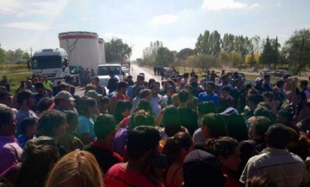 Manifestantes contra el fracking en Malargüe, cortaron la ruta 40, de Mendoza.