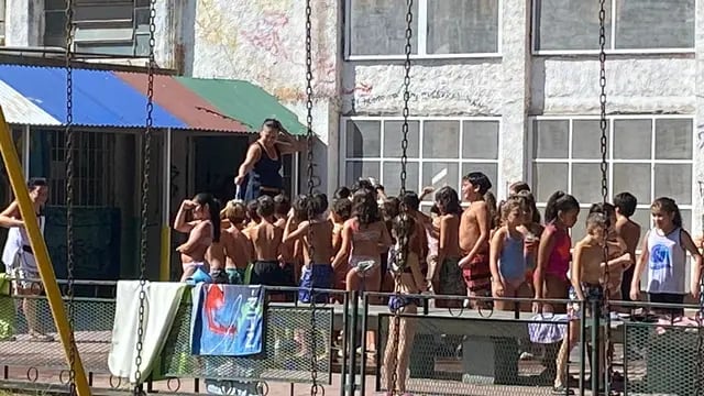 Alumnos en malla en escuela de Rosario