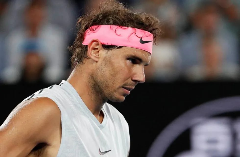 Rafa Nadal se lamenta tras el abandono por lesión en el Australian Open. REUTERS/Edgar Su