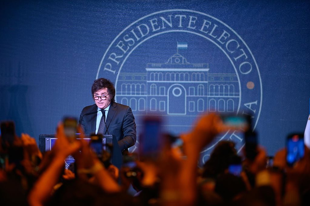 El presidente electo de Argentina, Javier Milei, se dirige a sus partidarios después de ganar la segunda vuelta de las elecciones presidenciales de Argentina.