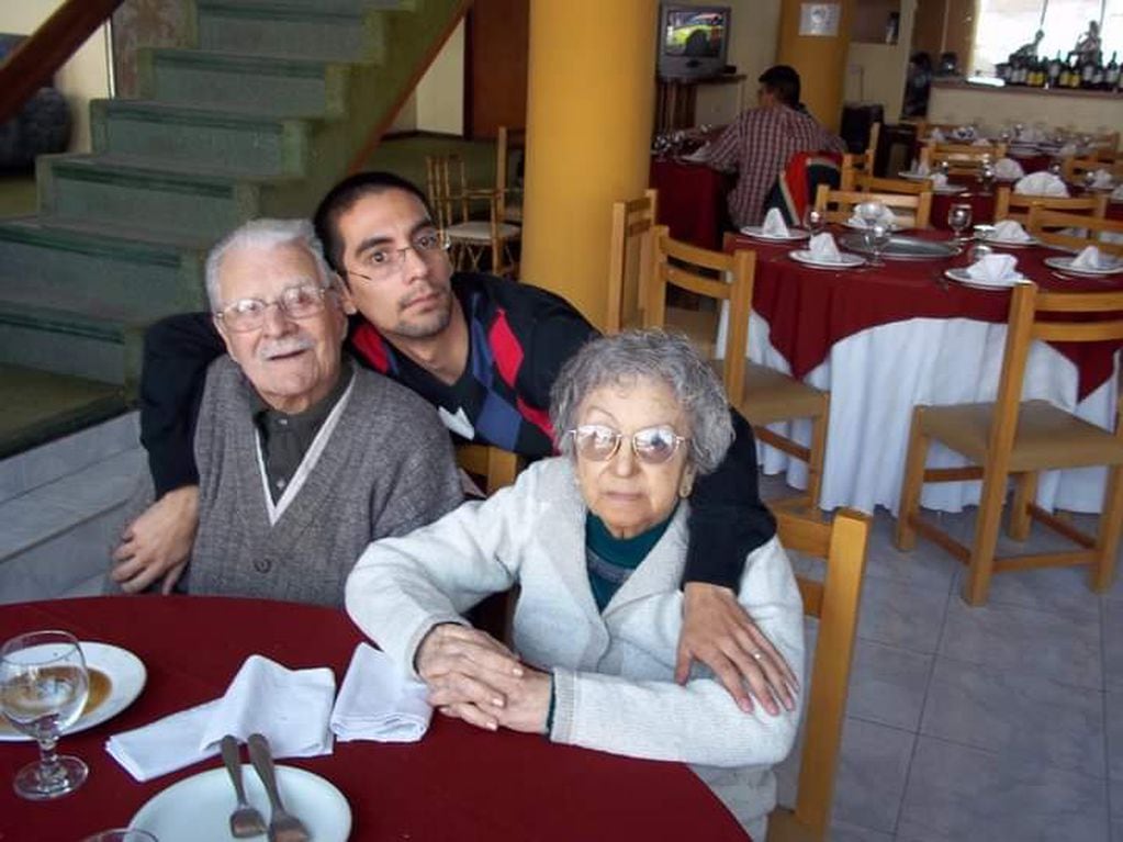 Rodrigo Aristimuño con sus abuelos maternos. "Les debo todo", afirma el Intendente electo de Coronel Rosales. 